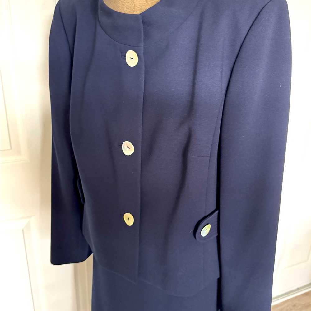 Elegant Navy Blue Liz Claiborne suit (Jacket and skirt)